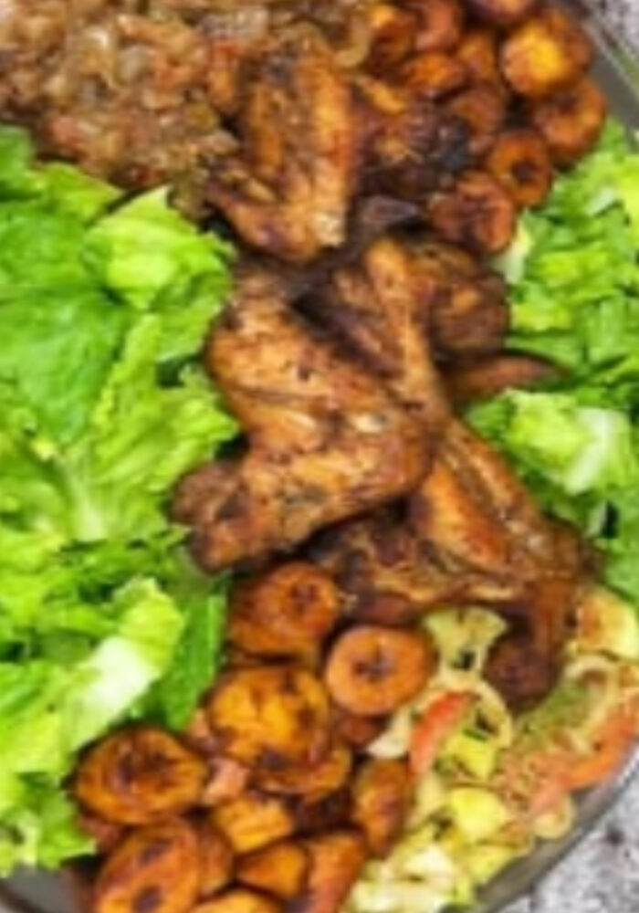 Salade Fraîcheur & Alloco Doré – L'Équilibre Savoureux d'Afrique de l'Ouest