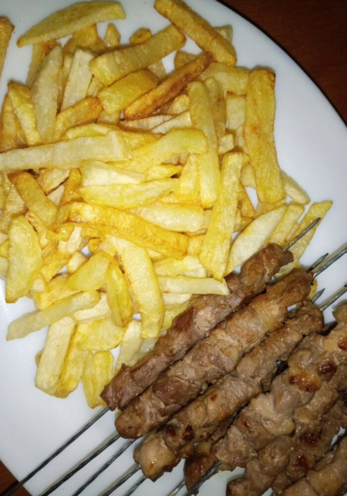 Brochettes Maliennes Grillées au Feu de Bois & Frites Artisanales : L'Âme Street-Food du Mali